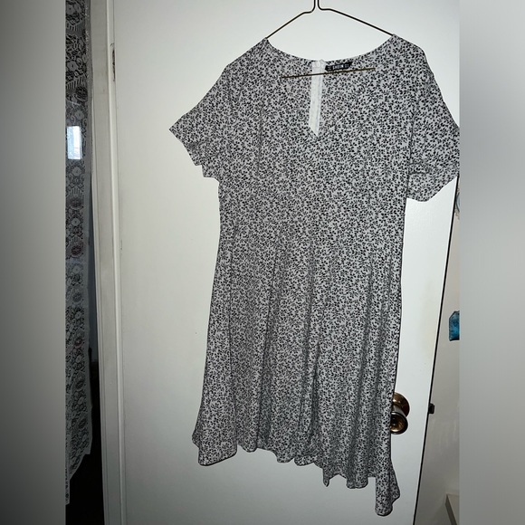 Casual dress with back zipper closure. With light decorative print. - Picture 2 of 6